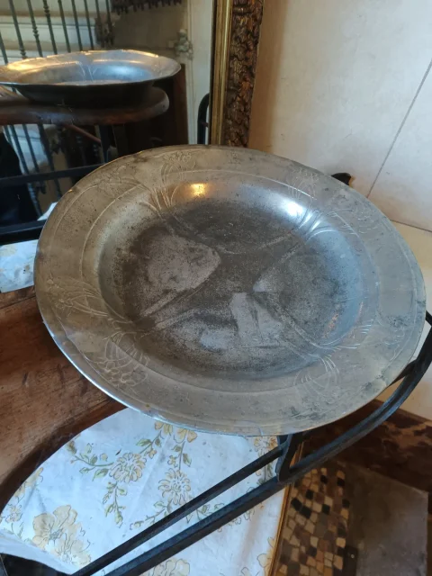 Large Kaiserzin pewter plate from the Art Nouveau period.